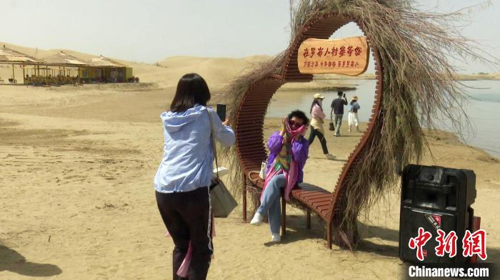 游客感受大漠風(fēng)光、體驗羅布文化?！⊥糁均i 攝