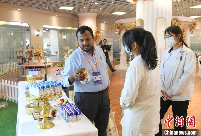 外籍采購(gòu)商(左)了解中東歐產(chǎn)品?！⊥鮿?攝