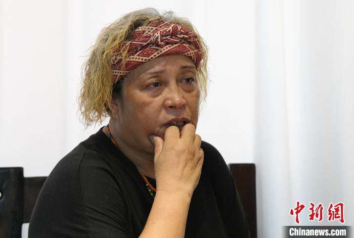 圖為連美惠在接受記者采訪時，說起與覃秀卿相處的往事眼含淚水?！≡S耀藝 攝