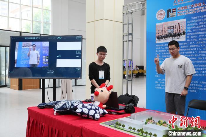 圖為招聘會(huì)現(xiàn)場(chǎng)?！√旖蚴袣埪?lián)供圖