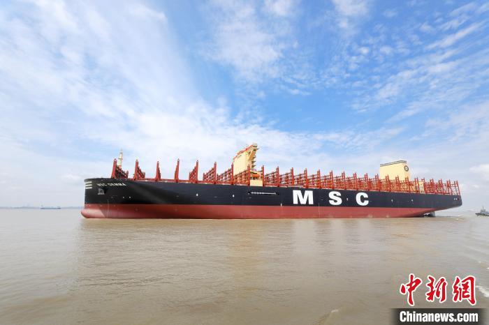 24116TEU超大型集裝箱船“地中海吉瑪”號(hào)，在中船長(zhǎng)興造船基地命名交付。　張黎 攝