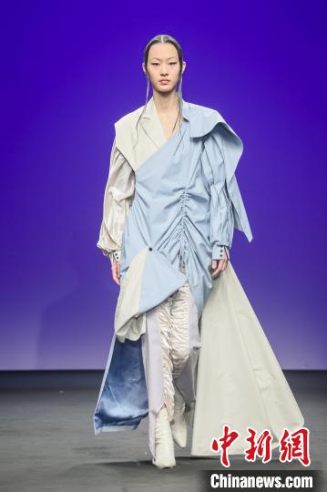 “致敬十年 追光前行”新銳設(shè)計(jì)師聯(lián)合秀迭代升級(jí) 中國(guó)國(guó)際大學(xué)生時(shí)裝周組委會(huì)供圖