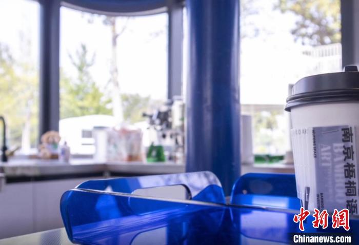 “梧桐語(yǔ)”小型城市客廳是集文化展示、便民服務(wù)、公益活動(dòng)等功能于一體的“城市窗口”?！≈煊詈?攝