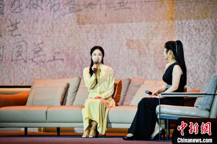 葉夢雨(左)講述父親的詩歌人生。　桐廬宣傳部 供圖