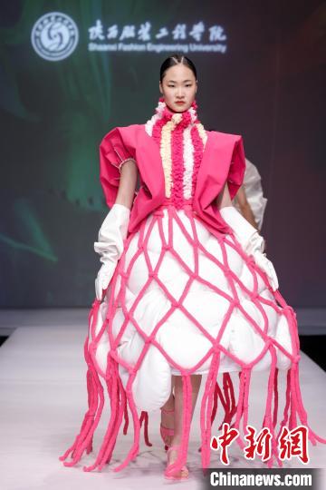 以“遺·跡” 為主題的“陜西非遺文化”專題服裝展演作品驚艷2023中國國際大學(xué)生時裝周?！≈袊鴩H大學(xué)生時裝周組委會 攝