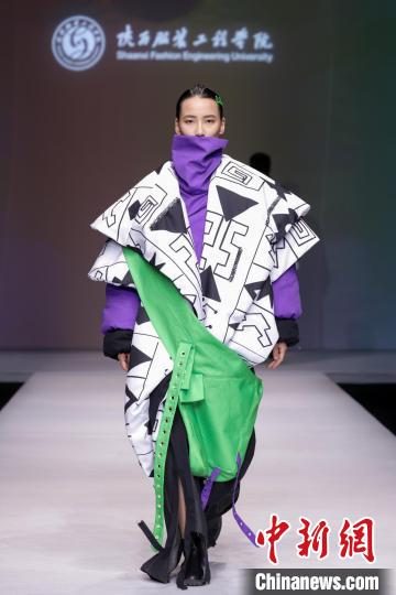 以“遺·跡” 為主題的“陜西非遺文化”專題服裝展演作品驚艷2023中國國際大學(xué)生時裝周。　中國國際大學(xué)生時裝周組委會 攝