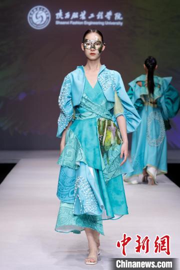 以“遺·跡” 為主題的“陜西非遺文化”專題服裝展演作品驚艷2023中國國際大學(xué)生時裝周?！≈袊鴩H大學(xué)生時裝周組委會 攝