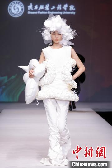 以“遺·跡” 為主題的“陜西非遺文化”專題服裝展演作品驚艷2023中國國際大學(xué)生時裝周?！≈袊鴩H大學(xué)生時裝周組委會 攝