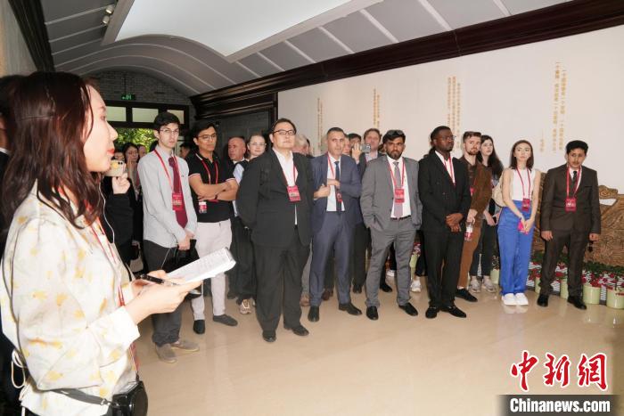 外籍人士參訪“五四憲法”歷史資料陳列館?！⊥垒W欽 攝