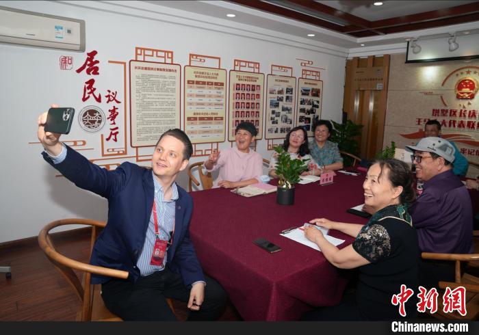 外籍人士體驗(yàn)基層協(xié)商民主。　屠軼欽 攝
