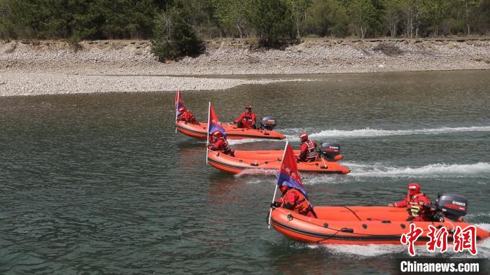 圖為正在進(jìn)行橫向編隊(duì)訓(xùn)練?！×种ナ猩窒乐ш?duì)供圖