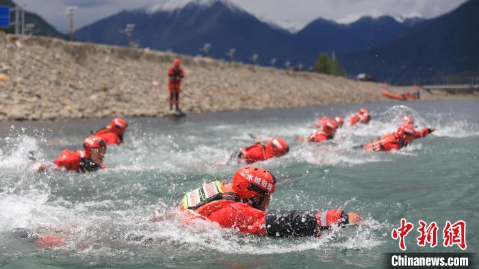 圖為指戰(zhàn)員正在進(jìn)行攻擊式訓(xùn)練?！×种ナ猩窒乐ш?duì)供圖