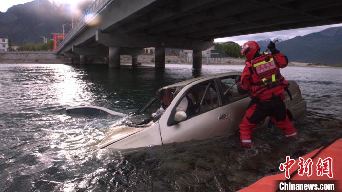 圖為正在營(yíng)救被困人員。　林芝市森林消防支隊(duì)供圖