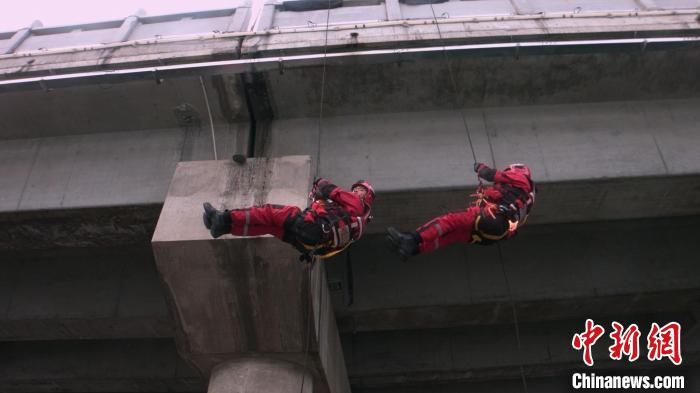 圖為指戰(zhàn)員正在進(jìn)行快速橋降?！×种ナ猩窒乐ш?duì)供圖