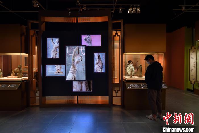 圖為“眾里尋她——南京博物院藏中國(guó)古代女性文物展”展覽?！∠愀厶貐^(qū)政府新聞網(wǎng) 攝