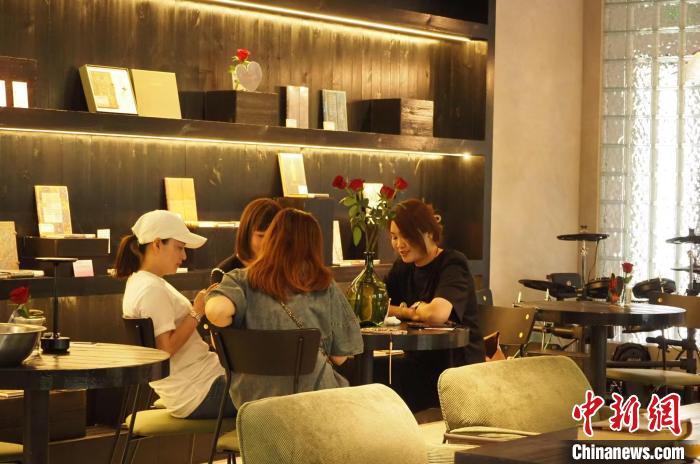 “是啡”咖啡館一景。　莊源供圖