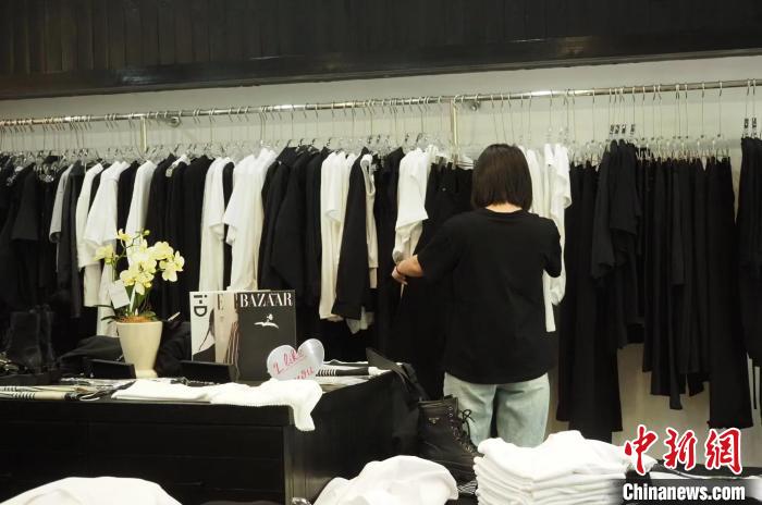 羅丹在村里的服裝店?！∏f源供圖