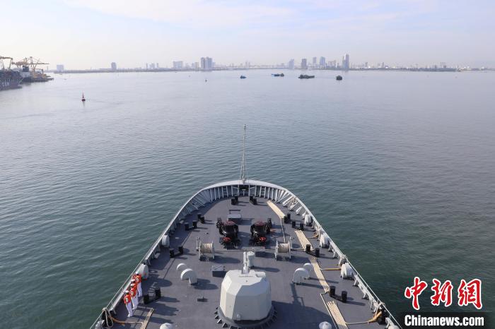 圖為戚繼光艦抵達(dá)越南進(jìn)行友好訪問。　黎明宇 攝