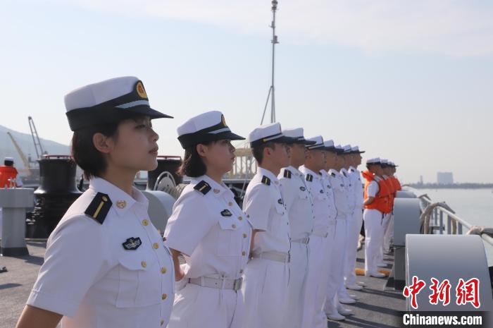 圖為海軍官兵分區(qū)列隊(duì)。　湯凱淳 攝