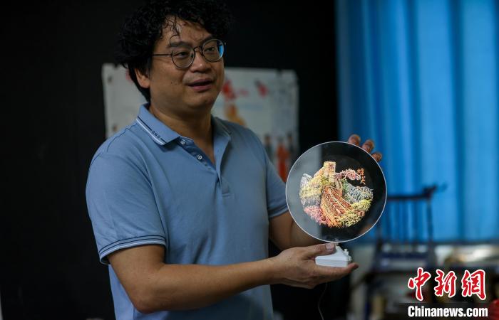 武漢“鏡畫第一人”:以鏡為紙繪市井百態(tài)