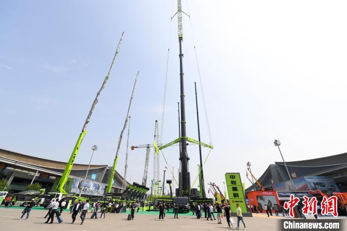 各種大型機(jī)械亮相展會(huì)現(xiàn)場(chǎng)。　楊華峰 攝