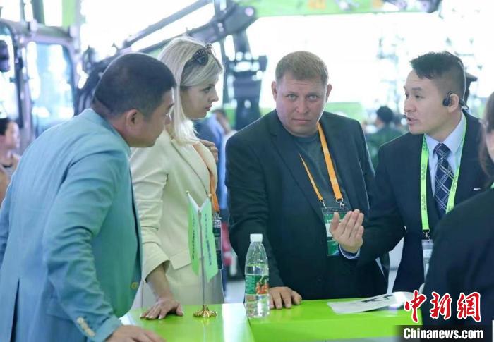 洽談業(yè)務(wù)的國(guó)際采購商。　活動(dòng)組委會(huì)供圖