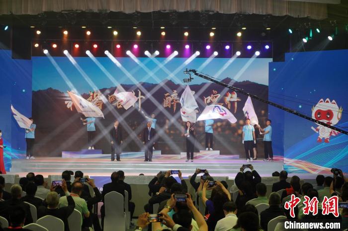 閉幕式上進(jìn)行賽旗交接儀式，新疆第二屆職業(yè)技能大賽將在喀什地區(qū)舉辦。　周璇 攝