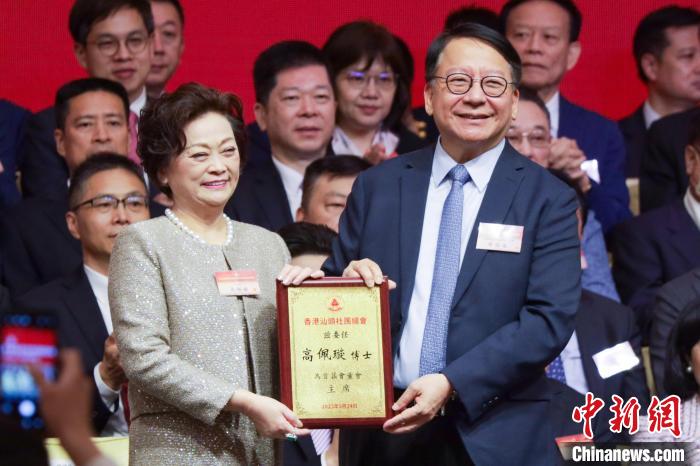 圖為香港特區(qū)政府政務(wù)司司長(zhǎng)陳國(guó)基(右)向香港汕頭社團(tuán)總會(huì)主席高佩璇(左)頒發(fā)委任狀?！￡愑乐Z 攝