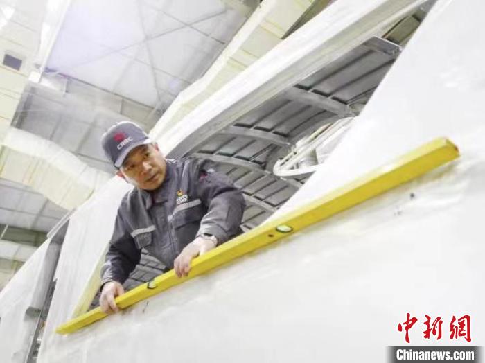 周晶輝正在測(cè)量車(chē)體外形平度?！∈茉L者供圖