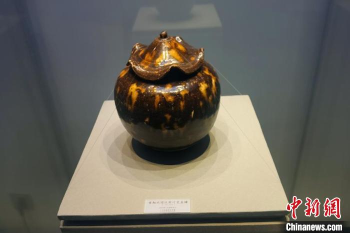 廣元窯復(fù)燒產(chǎn)品?！≈鞓s杰 攝