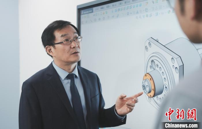 為飛機、火箭制“外衣”他們在“雞蛋殼”上“雕花”