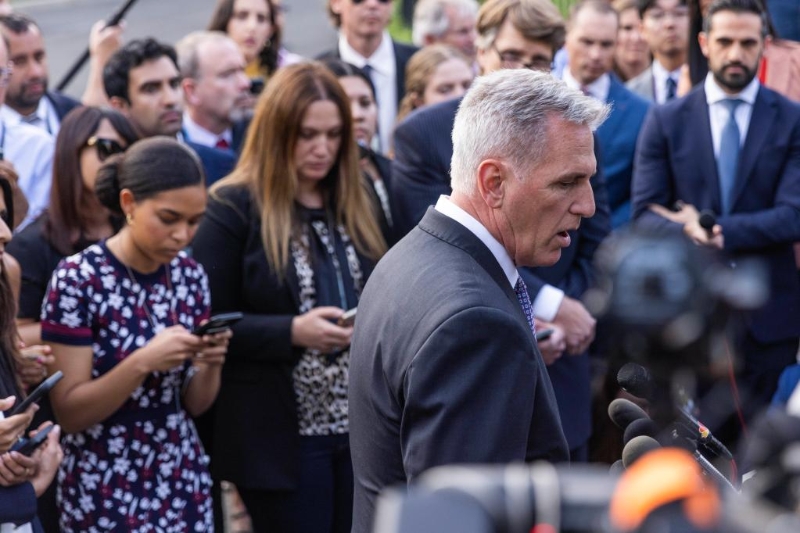 5月22日，在美國(guó)華盛頓白宮，國(guó)會(huì)眾議長(zhǎng)、共和黨人凱文·麥卡錫就債務(wù)上限問(wèn)題與美國(guó)總統(tǒng)拜登談判后回答記者提問(wèn)。（新華社發(fā)，亞倫攝）