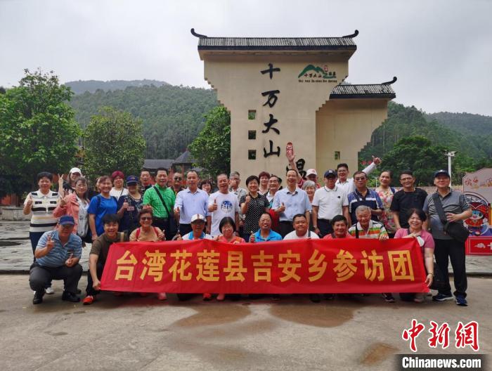 圖為參訪團考察上思縣十萬大山布透溫泉時合影留念?！↑S小燕 攝