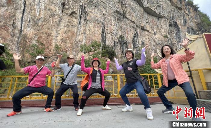 圖為參訪團考察世界文化遺產(chǎn)寧明花山巖畫。　黃小燕 攝