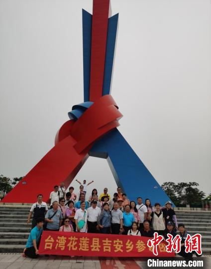 圖為參訪團在東興市“山海相連地標(biāo)廣場”前合影?！↑S小燕 攝