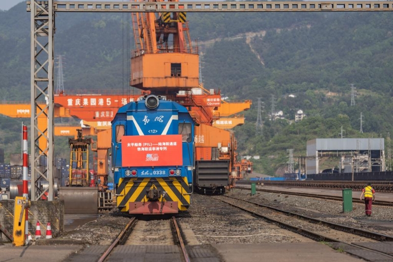 這是2023年4月27日，太平船務(wù)——西部陸海新通道江鐵海聯(lián)運非洲專列在重慶果園港魚嘴站等待發(fā)車。