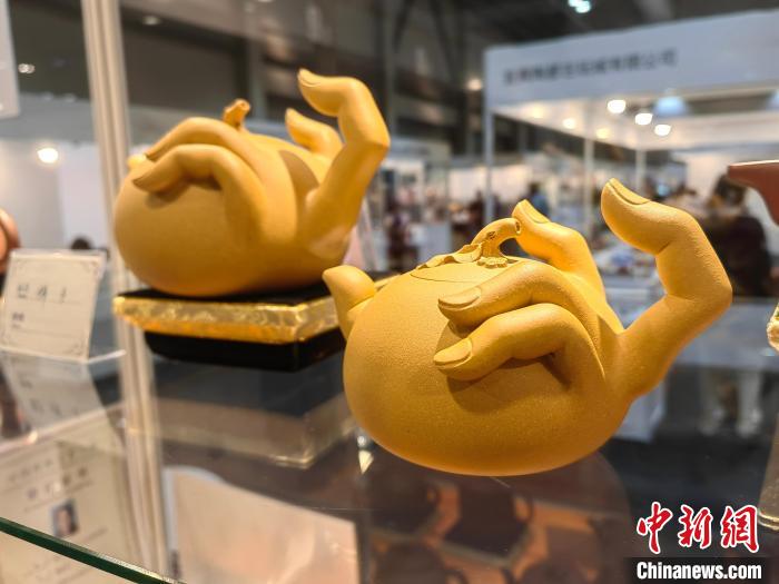 圖為周汝平紫砂作品“佛手”?！⒋鬅?攝