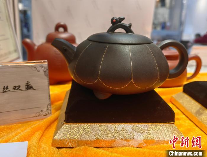 圖為周汝平紫砂作品“雙贏”。　劉大煒 攝