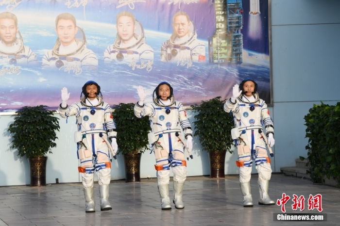 北京時(shí)間2023年5月30日6時(shí)42分，神舟十六號載人飛行任務(wù)航天員乘組出征儀式在酒泉衛(wèi)星發(fā)射中心問天閣圓夢園廣場舉行。6時(shí)44分，中國載人航天工程總指揮、空間站應(yīng)用與發(fā)展階段飛行任務(wù)總指揮部總指揮長許學(xué)強(qiáng)下達(dá)出發(fā)命令，景海鵬、朱楊柱、桂海潮3名航天員領(lǐng)命出征。汪江波 攝