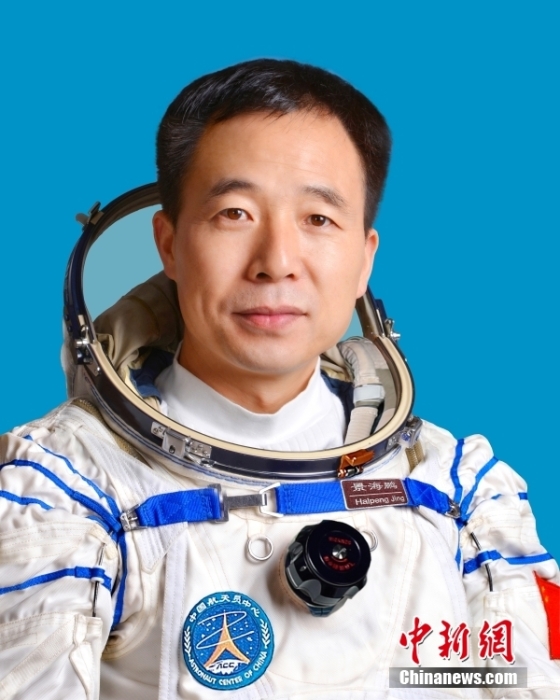 這是我國第三批航天員將首次執(zhí)行飛行任務(wù)，也是我國航天員隊伍“新成員”——航天飛行工程師和載荷專家的“首秀”。圖為指令長景海鵬。中國載人航天工程辦公室 供圖