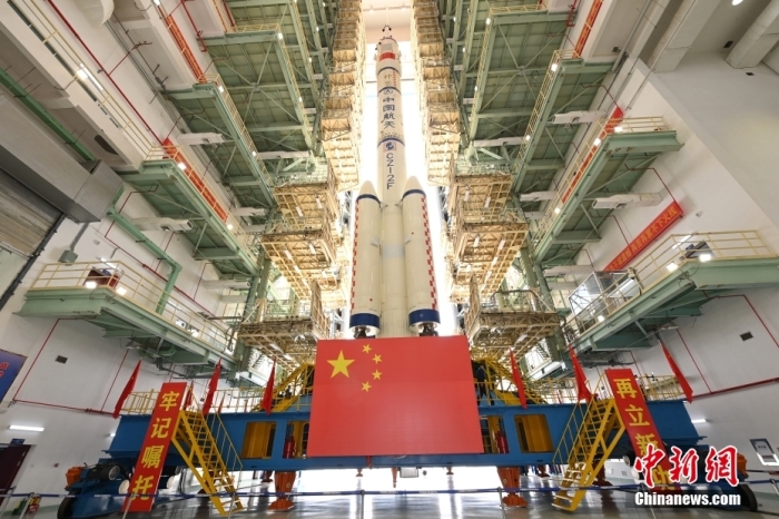 北京時(shí)間5月22日，據(jù)中國(guó)載人航天工程辦公室消息，神舟十六號(hào)載人飛船與長(zhǎng)征二號(hào)F遙十六運(yùn)載火箭組合體已轉(zhuǎn)運(yùn)至發(fā)射區(qū)。目前，發(fā)射場(chǎng)設(shè)施設(shè)備狀態(tài)良好，后續(xù)將開展發(fā)射前的各項(xiàng)功能檢查、聯(lián)合測(cè)試等工作，計(jì)劃近日擇機(jī)實(shí)施發(fā)射。汪江波 攝