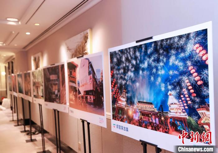 懇談會(huì)期間推出的“打開(kāi)星城”——長(zhǎng)沙非遺文化及精品圖片展?！≈鬓k方供圖