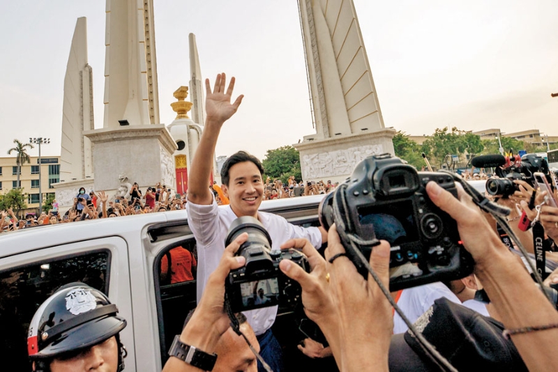泰國(guó)遠(yuǎn)進(jìn)黨黨魁皮塔到曼谷街頭慶祝勝選。（圖源：美聯(lián)社）