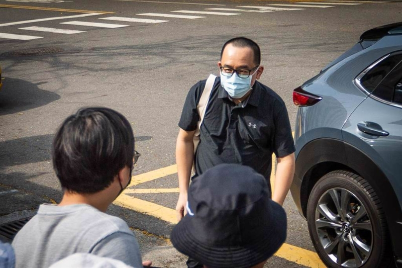 前高雄市議員陳致中遭判刑1年確定，11日下午3點(diǎn)多頂著3分頭、現(xiàn)身高雄地檢署等待發(fā)監(jiān)服刑。（袁庭堯攝）.jpg