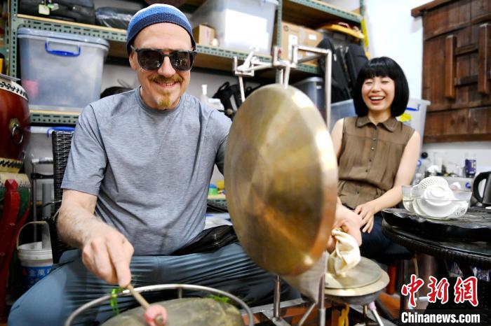 代表團成員在漳州木偶表演館開展文化藝術(shù)交流活動?！埥鸫?攝