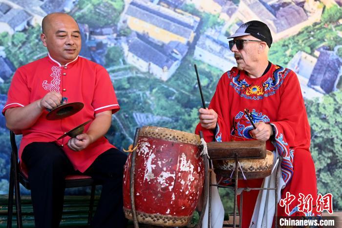 代表團成員在漳州市南靖縣與當(dāng)?shù)孛耖g樂隊臨時組隊。　張金川 攝