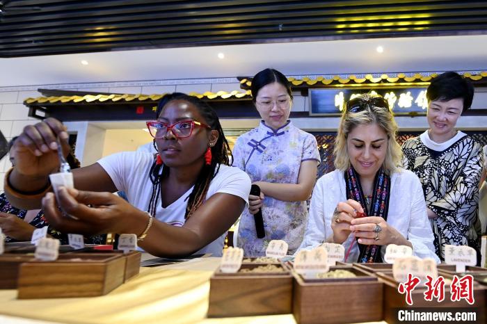 代表團成員在片仔癀博物館內(nèi)制作中藥配方香囊?！埥鸫?攝