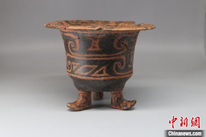 圖為大坨頭文化M75出土的靴形足彩繪陶尊。　北京市文物局供圖