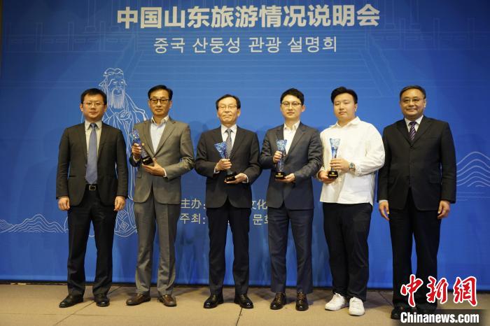 為“好客山東”旅游大使授牌?！⑿?攝