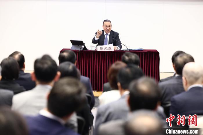 5月31日，外交部駐港公署特派員劉光源出席“2023年度國(guó)際形勢(shì)和中國(guó)外交”專(zhuān)題報(bào)告會(huì)并擔(dān)任主講?！±罴页缃幻襟w 攝